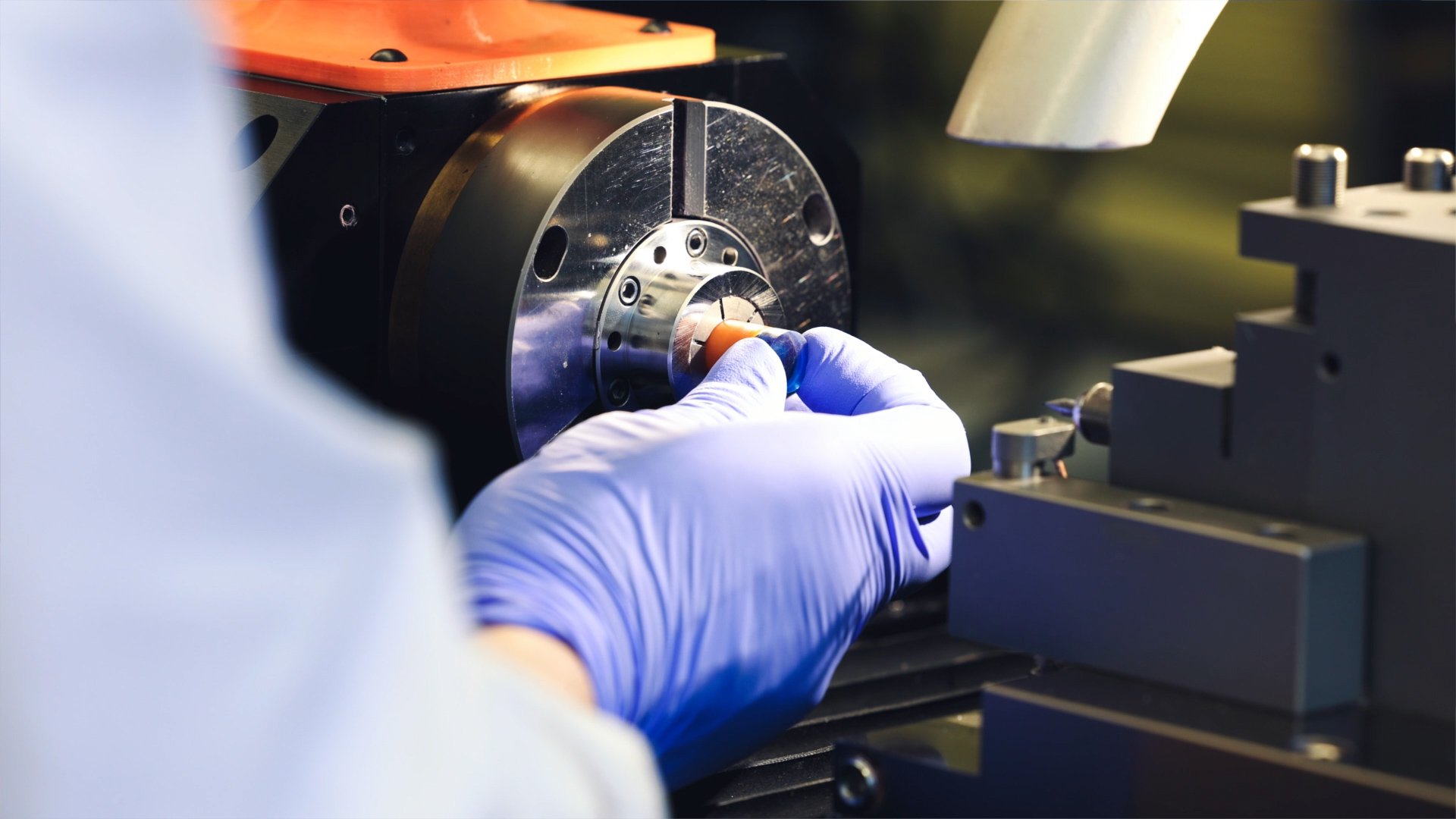 تراش لنز در لابراتوار تخصصی